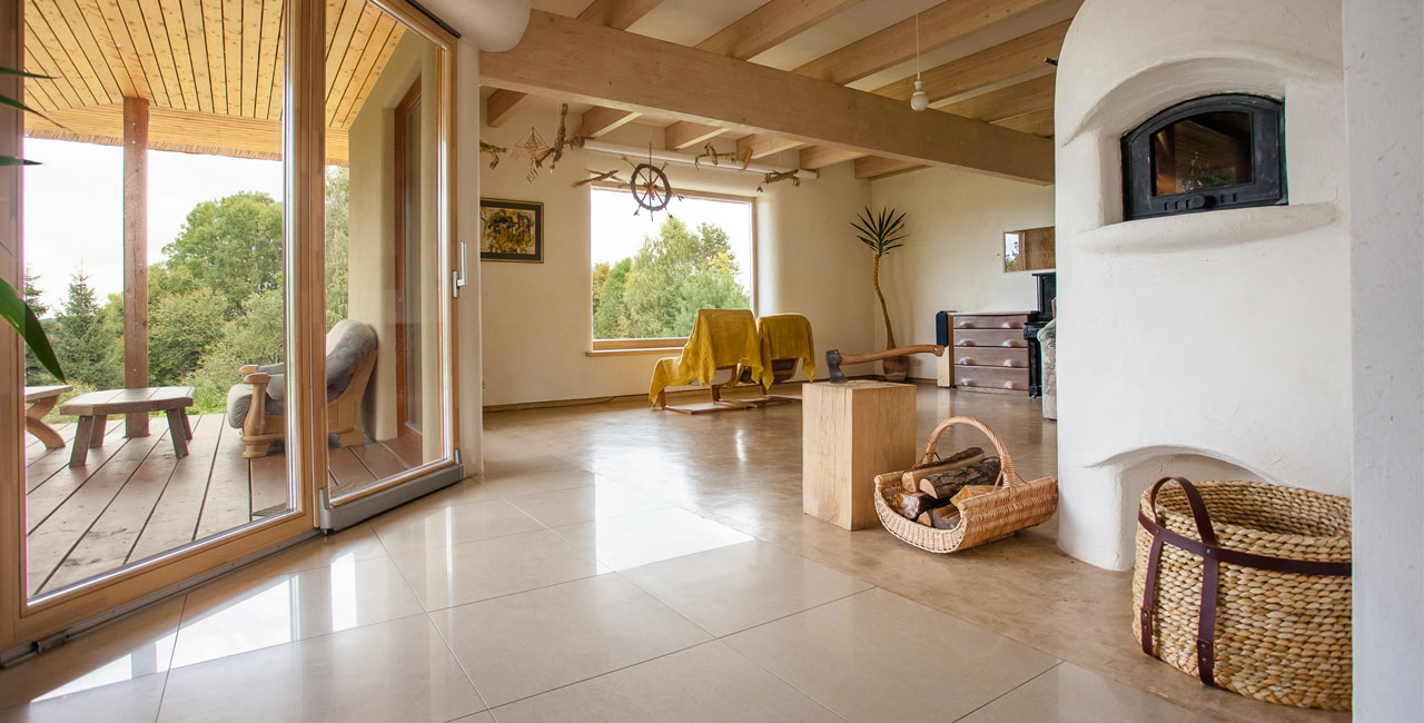 EcoCocon_interior-clay-floor_eco-house_ekotalo.jpg