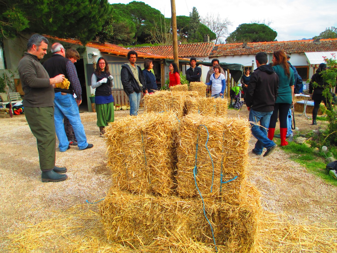Curso de introdução à construção com fardos de palha