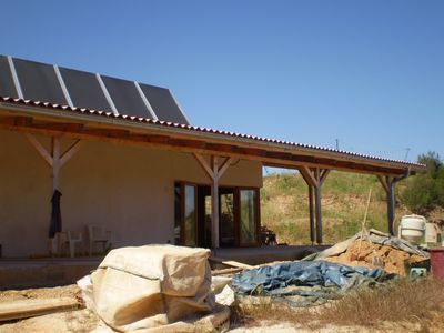 Moradias construidas com fardos de palha