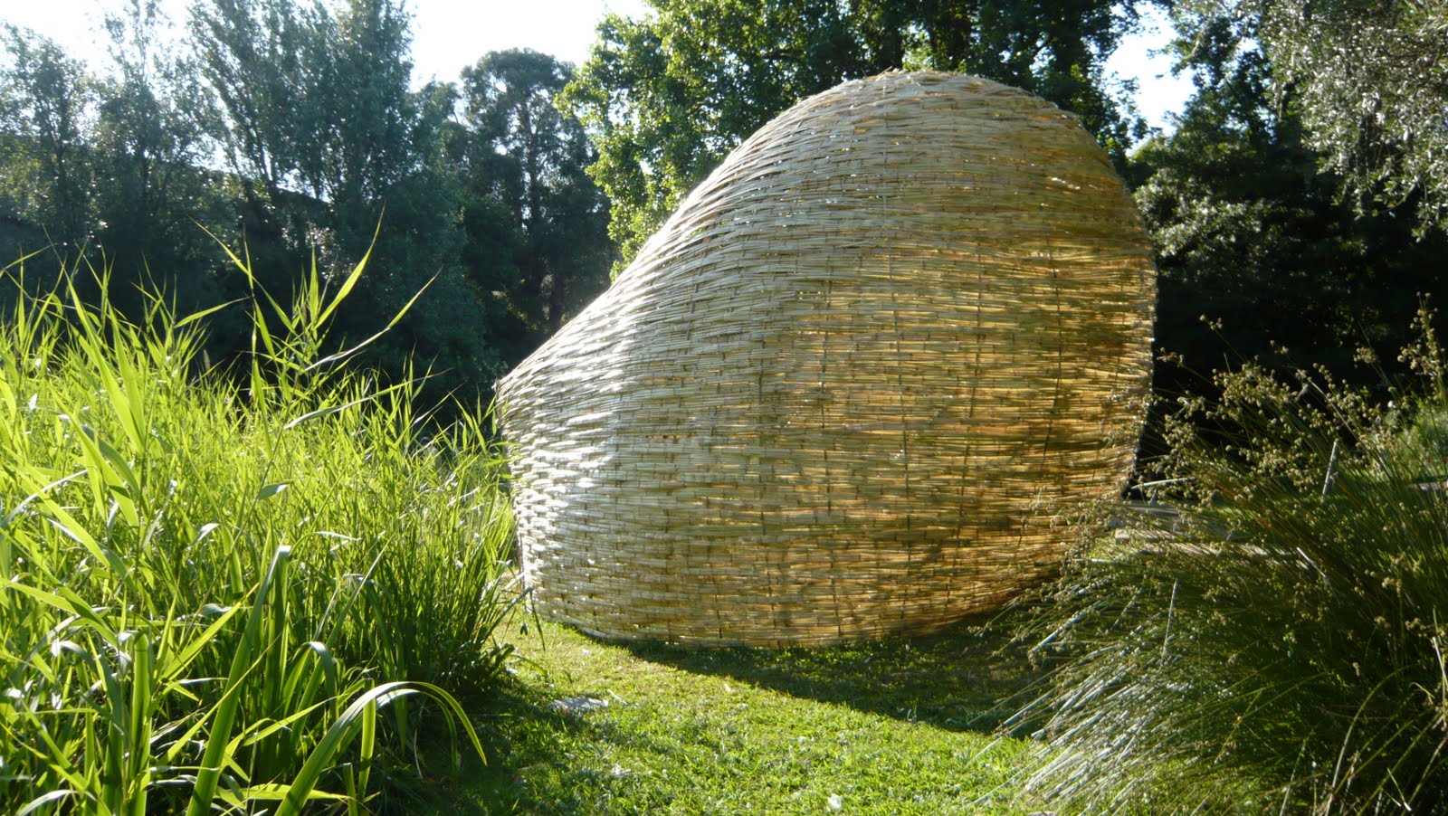 O Casulo, escultura em bambu e cana